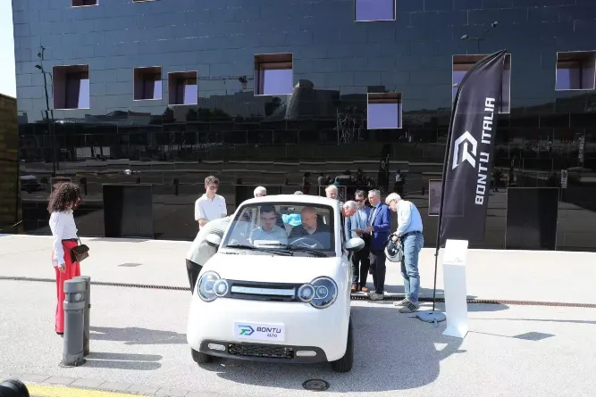 The star models BTE05 and BTE09 passenger cars made a stunning debut at the ceremony